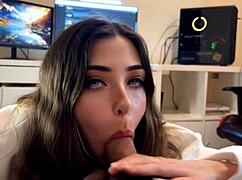 Oye, padrastro de mi amiga, ¿por qué me convences de follar? ¡Yo solo quería cine!