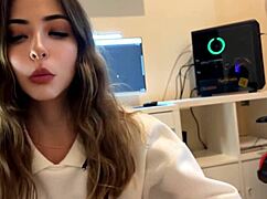 Oye, padrastro de mi amiga, ¿por qué me convences de follar? ¡Yo solo quería cine!