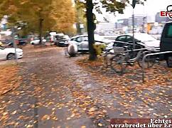 嘿，想看这个老德国家庭主妇在街上被捡到进行公共性交吗？