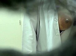 印度医生，你是在用这病人的巨乳满足欲望吗？