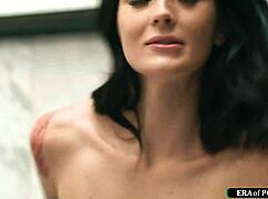 Charlotte Sins被室友抓到淋浴操假屌