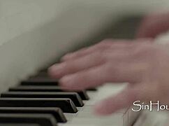 巨乳钢琴老师大奶勾引学生