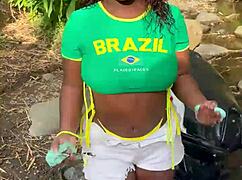 ayudo a desconocida y ella queria ir al bosque a tener sexo conmigo y casi nos descubren.