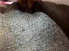 黑妞翘臀自制独玩后庭！