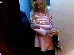 抓到老婆出轨就尿她嘴里惩罚