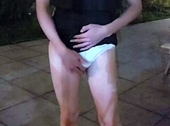 人妖 Ting Xuan 在公共花园大胆露鸟