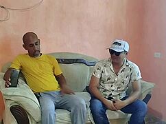 丈夫用老婆大屁股还债，真实自拍视频