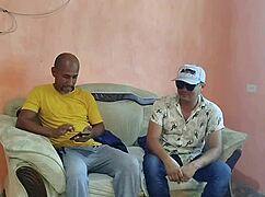 丈夫用老婆大屁股还债，真实自拍视频