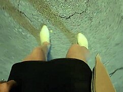 人妖 Ting Xuan 在公共花园大胆露鸟