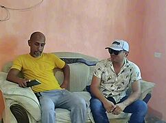 丈夫用老婆大屁股还债，真实自拍视频