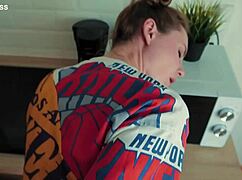 继妹Elena Ross激烈健身房车狂野