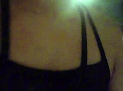 人妖 Ting Xuan 在公共花园大胆露鸟