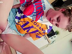 继妹Elena Ross激烈健身房车狂野