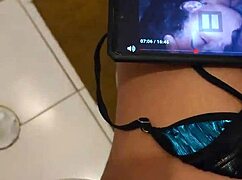 La Mama de Mi Mejor Amigo Me Encuentra Masturbandome con Su Tanga y Me Ayuda