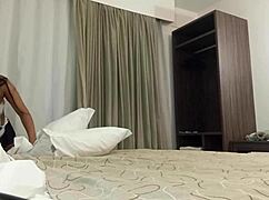 empregada veio arrumar a cama do hotel não resisti e pede um boquete até gozar - thorando 😏