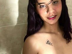 哇！惊人哥伦比亚美女在酒店房间骑粗鸡巴。大屁股狂野弹跳同时深喉！