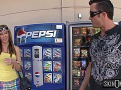 卡莉拉克艾享受骑乘狂野乐趣