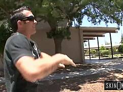 卡莉拉克艾享受骑乘狂野乐趣