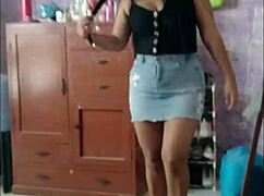 性感处女拉丁妹Sol爱穿迷你裙和高跟鞋