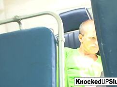 两个怀孕的棕发美女在狂野群交中被猛烈操！