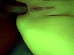 看这亚裔小浪货用湿口和紧肛付Uber就在她男人面前！