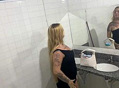 Caiu na net novinha se masturbando no banheiro da escola durante a festa de formatura - câmera escondida