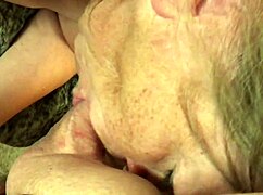 奶奶哈莉奎因在狂野化妆派对口交场景中吸鸡巴