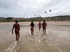 fui na praia de nudismo e acabei levando porra no banho de mar.