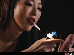 日本妹子用脏话和烟挑逗肉棒 😈