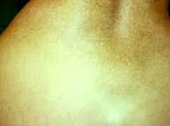 嘿直接内射紧屄看她快速尿尿！