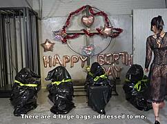 四个受虐狂男人被送到萨拉女主人的命令下