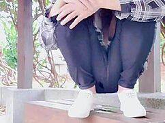 所以，这个中国变装者在中午户外穿裙撒尿