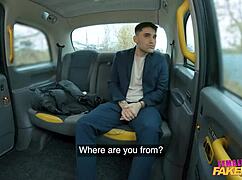 假出租车折扣操弄中激烈的感情，与宝贝在车后座