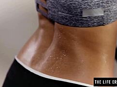 sweaty gym babe fucks a vibrating dumbbell after workout, so hot! 🔥