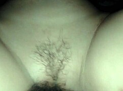 美女光溜骚逼紧穴被撑开狂喷