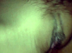 美女光溜骚逼紧穴被撑开狂喷