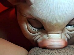 美艳金发妹享受无毛身体自慰时光