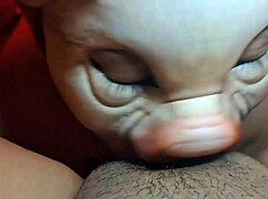 美艳金发妹享受无毛身体自慰时光