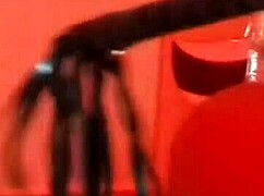 美艳金发妹享受无毛身体自慰时光