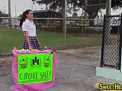 娇小制服妹狂吸大屌后满脸颜射！