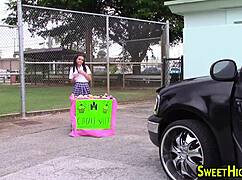 娇小制服妹狂吸大屌后满脸颜射！