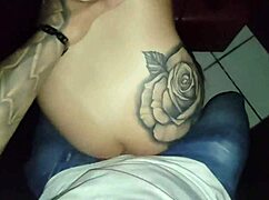 Coloquei minha namorada para chupar o pau dos desconhecidos enquanto eu podia ela no gloryhole?