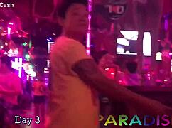 你看双胞胎女友脱衣后公厕被干？