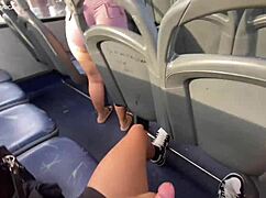 带女仆回家看她在公交车上浪 屁股超诱人