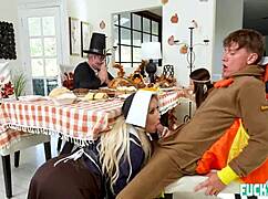 肌肉双性恋猛男被撸管同时后入猛干