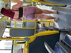 带女仆回家看她在公交车上浪 屁股超诱人