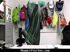 伙计，Tiana Blow偷性玩具被抓，在ShoplifterSex商店拘留！