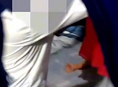 mi vecina culona juega con su coño y casi me descubre, tuve que aguantar las ganas de partirle la concha