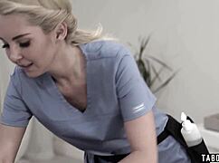 金发美女被按摩师和变态丈夫骗着操