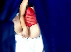 mi vecina culona juega con su coño y casi me descubre, tuve que aguantar las ganas de partirle la concha